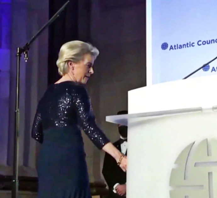 “Incidente” per von der Leyen: il podio da cui deve parlare è troppo alto, e lei reagisce così
