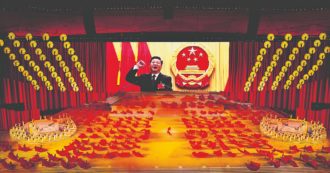 Copertina di Cina, il partito comunista “incorona” il presidente Xi Jinping. E con la “risoluzione storica” si apre la strada del potere a vita