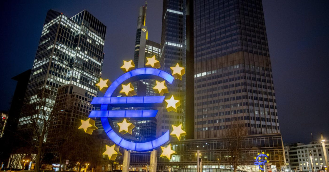 Bce: “Più probabile una recessione nell’Eurozona. Possibile un aumento dei fallimenti”. Visco: “Rischi dal rialzo dei tassi”