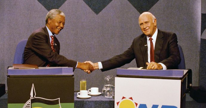 È morto Frederik de Klerk, l’ultimo presidente bianco del Sudafrica: fu Nobel per la Pace con Mandela per aver messo fine all’apartheid