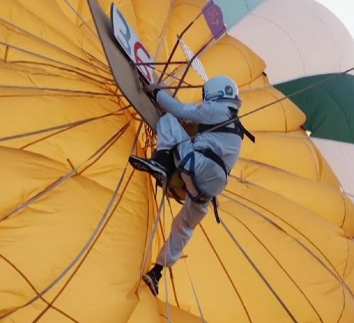 In piedi su una mongolfiera a oltre 4mila metri d’altezza: ecco l’impresa da record mondiale del francese Ouvrard – Video