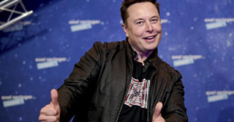 Copertina di Elon Musk si fa beffa degli utenti Twitter, vende azioni Tesla a 1.000 dollari ma poi le ricompra a 6