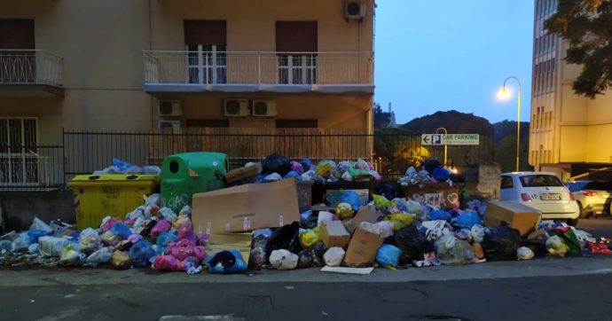Catania, la differenziata non decolla: cumuli di rifiuti in strada. 500 tonnellate di spazzatura da smaltire al giorno, ma mancano discariche