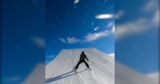 Copertina di Freeskiing, lo specialista dello slopestyle Leonardo Donaggio lascia senza fiato: il salto tra la neve è spettacolare – Video