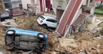 Copertina di Pioggia intensa in Sicilia, crolla un muro di contenimento nell’Agrigentino: auto inghiottite dalla voragine – Video
