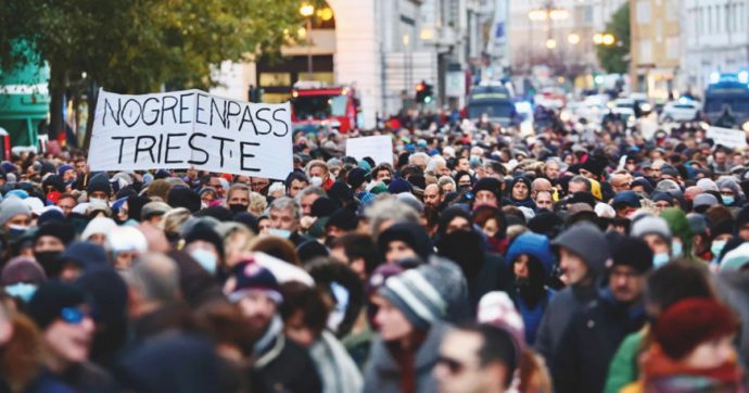 Bavaglio alle piazze: un colpo ai no-vax e uno anche ai diritti