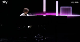 Copertina di X Factor 2021, per Baltimora la prova più difficile: sul palco porta “Turning Tables” di Adele. Ecco la sua esibizione