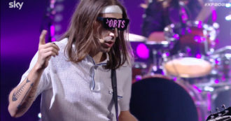 Copertina di X Factor 2021, tutta la carica dei Mutonia sul palco con un pezzo dei Viagra Boys: giudici non convinti, ma il pubblico li premia