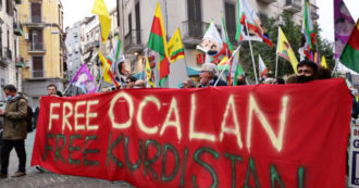 Copertina di Napoli, delegazione curda partita dalla Grecia in corteo in sostegno di Öcalan: “Liberarlo significa risolvere molti problemi del Medio Oriente”