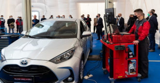 Copertina di Toyota, inaugurata l’officina Elis. Insegnerà ai giovani la mobilità elettrificata