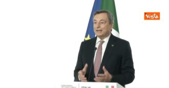 Copertina di Migranti, Draghi: “Sbarchi continui in Italia rendono la situazione insostenibile, l’Ue deve trovare un accordo”