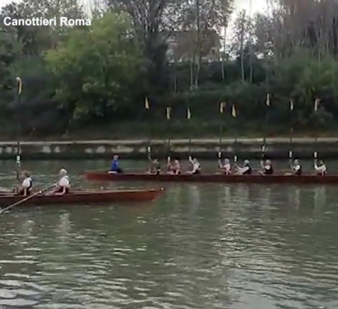 Giampiero Galeazzi morto, l’omaggio del Circolo Canottieri Roma: in barca con i remi alzati – Video