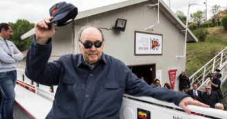 Copertina di Giampiero Galeazzi, morto a 75 anni il celebre telecronista Rai. Dal canottaggio alle interviste in campo: è stato la voce dello sport italiano