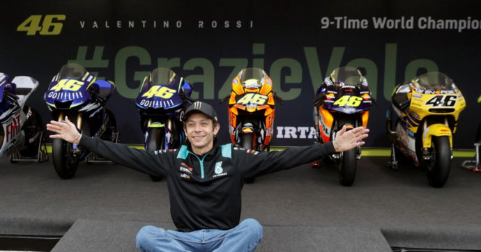Valentino Rossi, inizia il suo ultimo weekend in MotoGp: l’omaggio di Valencia al campione. Lui: “Spero di non piangere”