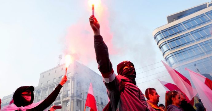 Marcia nazi a Varsavia, Ue boccia legge contro l’aborto