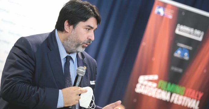 Solinas imbavaglia dipendenti della Regione. “Vietato parlare di lavoro nelle chat private”