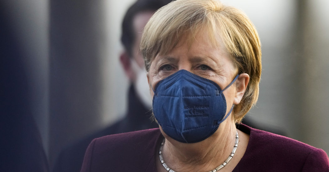Germania, Angela Merkel annuncia la strategia delle tre soglie in base all’indice di ospedalizzazione: “Con i contagi attuali fra 24 giorni sarà necessario il doppio delle terapie intensive”