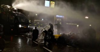 Copertina di Paesi Bassi, manifestazioni all’Aja contro il nuovo lockdown: polizia usa idranti – video