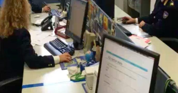 Udine, mostra il telefono alla Polizia postale per testimoniare ma dentro ci sono più di 12mila file pedopornografici: arrestato 50enne