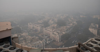 Copertina di Clima, l’India frena sugli accordi alla Cop26 ma Nuova Delhi soffoca nello smog: scuole chiuse per eccesso di polveri sottili