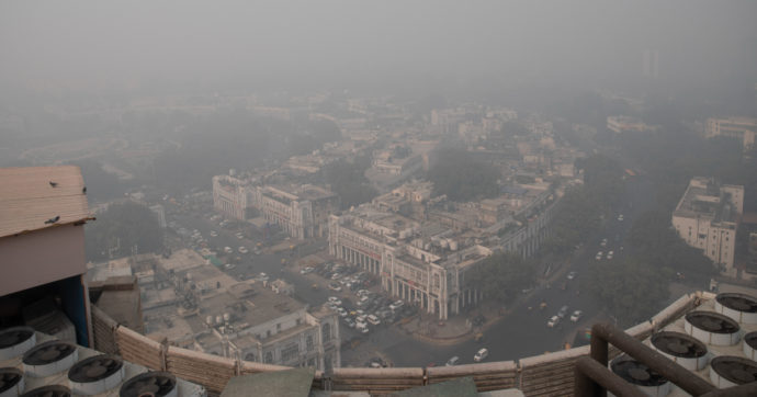Clima, l’India frena sugli accordi alla Cop26 ma Nuova Delhi soffoca nello smog: scuole chiuse per eccesso di polveri sottili