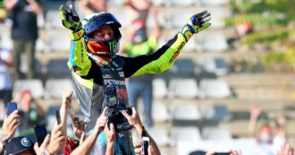 Copertina di Valentino Rossi chiude decimo la sua ultima gara in MotoGp: a Valencia vince Bagnaia. L’omaggio dei piloti e il saluto alla marea gialla