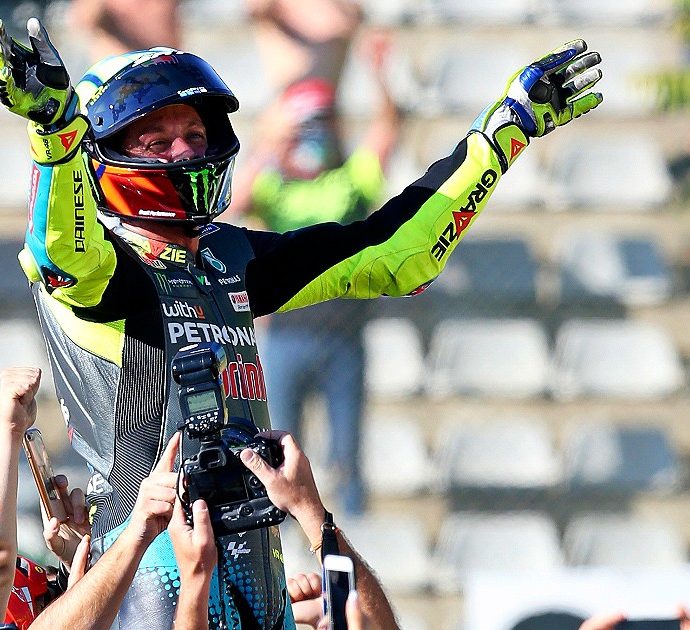 Valentino Rossi chiude decimo la sua ultima gara in MotoGp: a Valencia vince Bagnaia. L’omaggio di tutti i piloti al campione