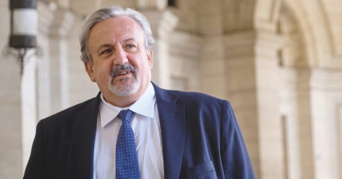 La “bestiolina” contro Emiliano: le pagine social per ridicolizzarlo