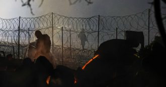 Copertina di Migranti, la Polonia inizia la costruzione del muro al confine con la Bielorussia. Sanzioni Ue a Minsk, Lukashenko: “Combatteremo”