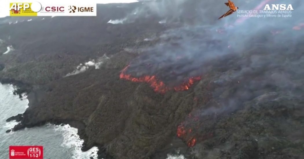 Spagna, il vulcano Cumbre Vieja continua a eruttare: così la lava seppellisce la spiaggia e forma un nuovo delta – Video