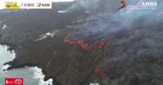 Copertina di Spagna, il vulcano Cumbre Vieja continua a eruttare: così la lava seppellisce la spiaggia e forma un nuovo delta – Video