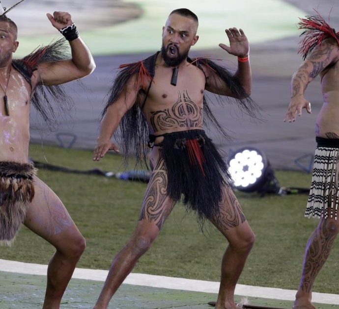 Tribù Maori contro i No Vax: “Smettete immediatamente di usare la nostra haka Ka Mate nelle proteste”