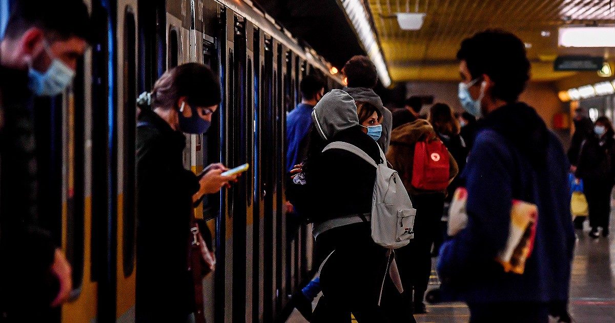 Covid, il governo annuncia di nuovo i controllori su bus. Verifica a terra dei Green pass solo ‘preferibile’. Ma “stop ai treni con un caso sospetto”