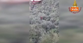 Copertina di Forti piogge in Sardegna, i Vigili del fuoco recuperano quattro dispersi con l’elicottero – Video