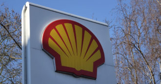 Copertina di Shell saluta l’Olanda, pagherà le tasse in Gran Bretagna. Il governo olandese tenta una soluzione in extremis: “Riduciamo il prelievo”