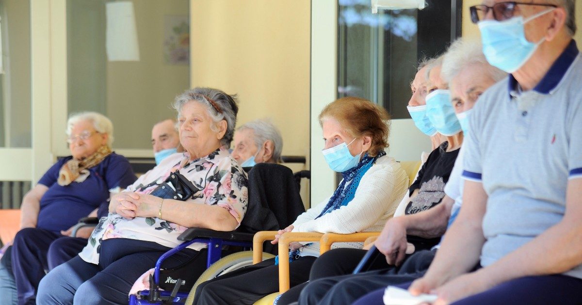 Anziani non autosufficienti, in manovra solo 100 milioni per i servizi domiciliari dei Comuni. “Serve almeno il triplo. L’attenzione del governo è calata”