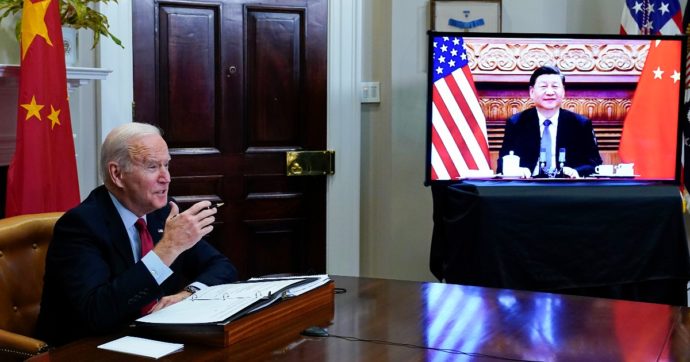 Summit video tra Joe Biden e Xi Jinping: Usa e Cina tentano un riavvicinamento (anche sul clima), ma è ancora scontro su Taiwan