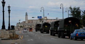 Copertina di Cuba, il governo schiera i militari per fermare proteste in favore della libertà di espressione. Dimostranti: “Liberate i prigionieri politici”