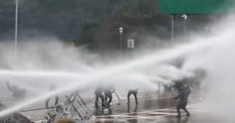 Bielorrusia y Polonia disparan chorros de agua y gases lacrimógenos a los migrantes en un clima helado - video