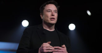 Copertina di Tesla, Musk vende altre azioni e incassa 930 milioni di dollari. I soldi servono forse per mettersi in regola con il fisco