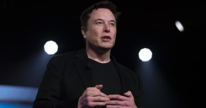 Tesla, Musk vende altre azioni e incassa 930 milioni di dollari. I soldi servono forse per mettersi in regola con il fisco