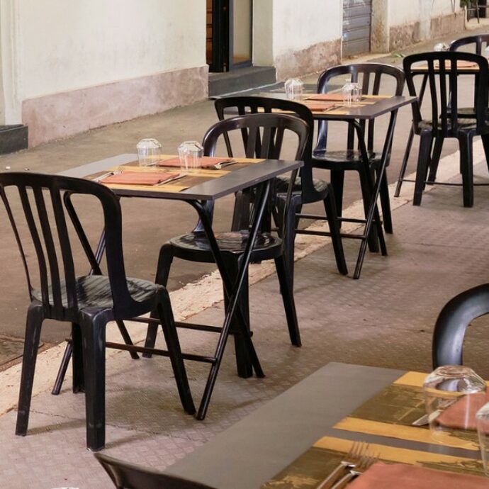 Mangiano e scappano senza pagare il conto, ma la chat di gruppo dei commercianti li tradisce: “Sono qui, veniteli a prendere”