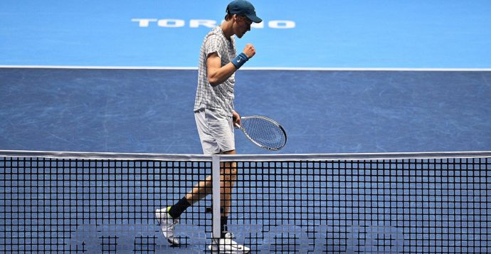 Atp Finals, Sinner debutta e vince. “Questo torneo lo giochiamo per Matteo Berrettini”