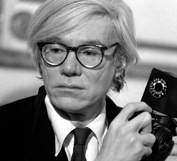 The Andy Warhol Diaries, così è stata ‘clonata’ la voce dell’artista. Il regista Andrew Rossi: “Lui sognava di ‘essere una macchina’”