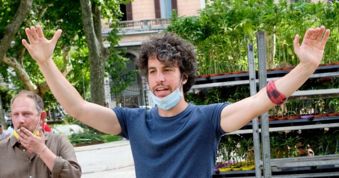 Mattia Santori difende Matteo Renzi col silenzio “garantista”