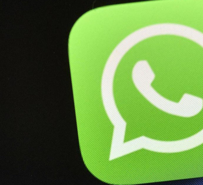 Whatsapp, la nuova funzione per creare una “black list” di contatti a cui nascondersi quando si è online: ecco di cosa si tratta