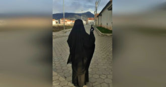 Copertina di Isis, le foto e i documenti trovati sul cellulare della 19enne arrestata a Milano: dalle donne col kalashnikov ai manuali per diventare jihadisti