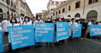 Copertina di Medici e infermieri di pronto soccorso in piazza a Roma: “Pandemia ci ha dato il colpo finale, c’è chi ha mollato. Ma senza di noi crolla il sistema”