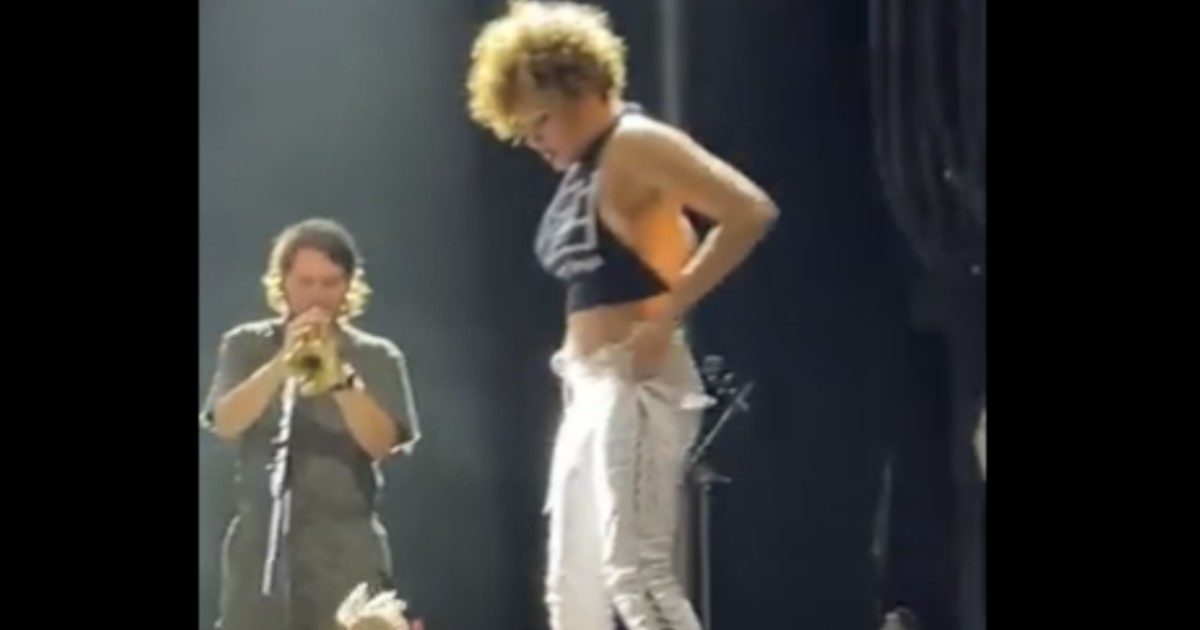 Urina addosso a un fan durante un concerto: ora la cantante Sophia Urista chiede scusa