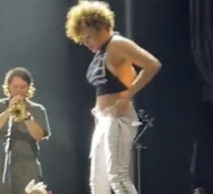 Urina addosso a un fan durante un concerto: ora la cantante Sophia Urista chiede scusa